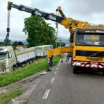 Camion fuori dalla sede stradale