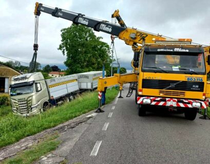 Camion fuori dalla sede stradale