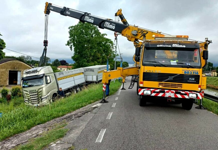 Camion fuori dalla sede stradale