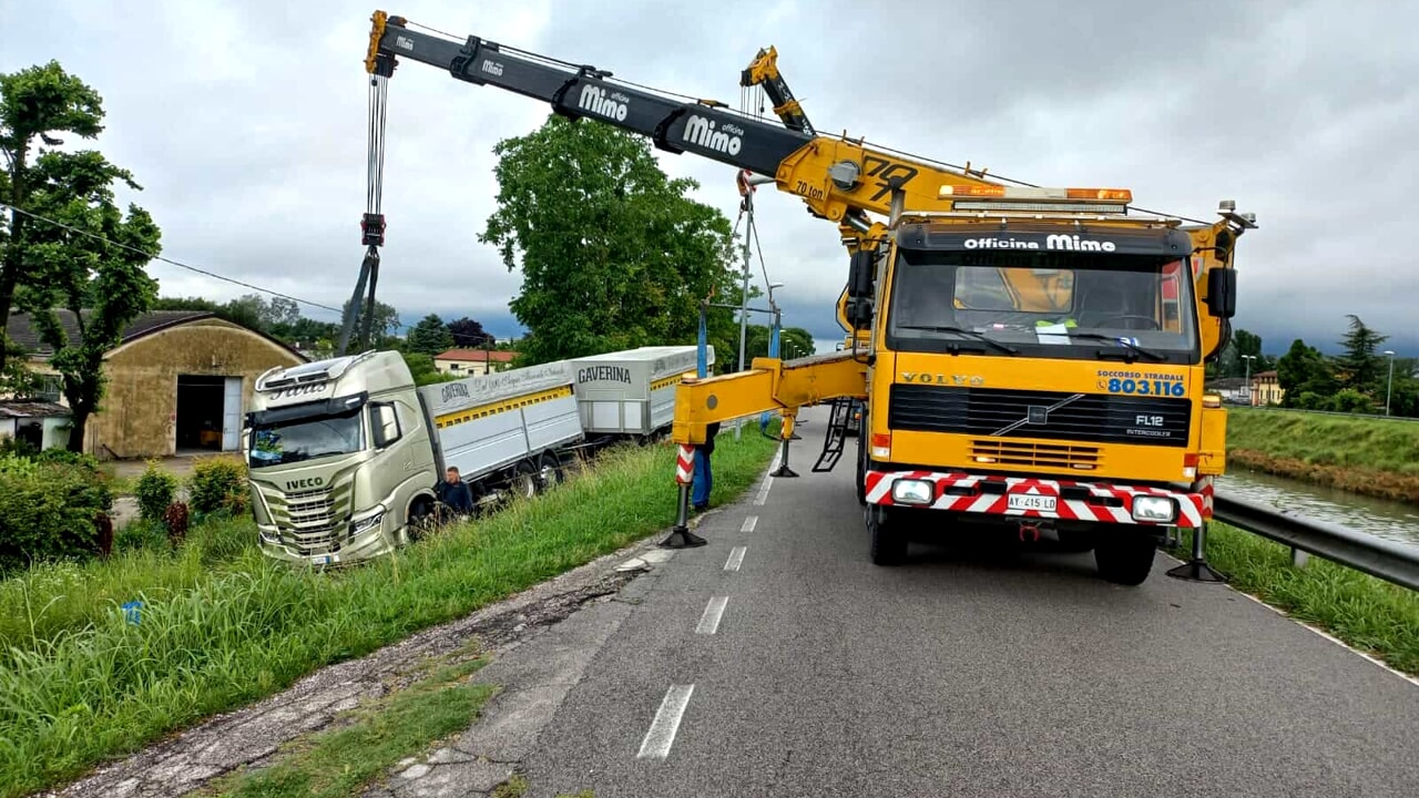 Camion fuori dalla sede stradale