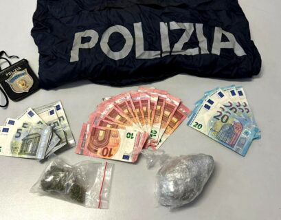 La droga e i soldi sequestrati al pusher