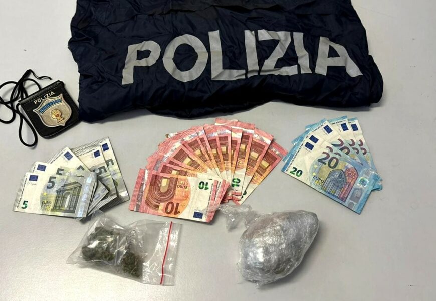 La droga e i soldi sequestrati al pusher