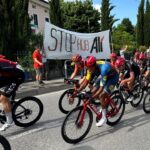 Lo striscione del comitato Granze - Camin esposto durante la tappa del Giro