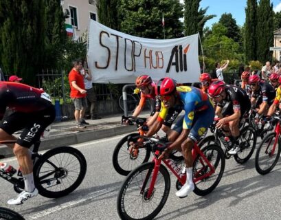 Lo striscione del comitato Granze - Camin esposto durante la tappa del Giro