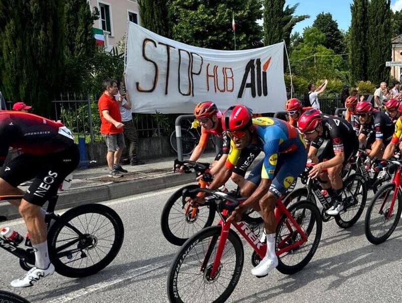 Lo striscione del comitato Granze - Camin esposto durante la tappa del Giro