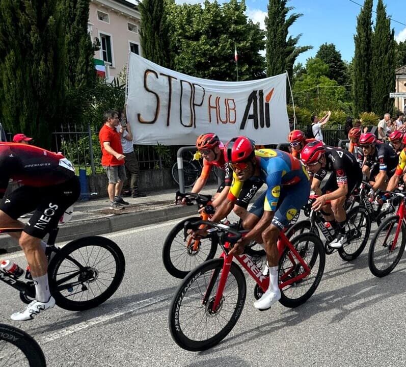 Lo striscione del comitato Granze - Camin esposto durante la tappa del Giro