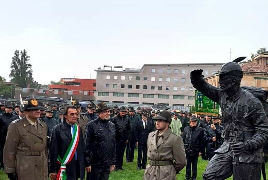 la statua dedicata agli Alpini