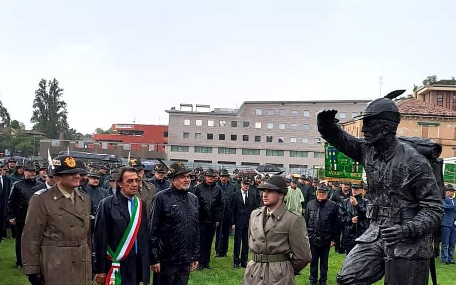 la statua dedicata agli Alpini